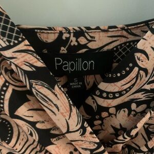 Adorable, v-neck, sleeveless dress.